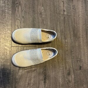 BZEES washable slip on shoes size 9.5